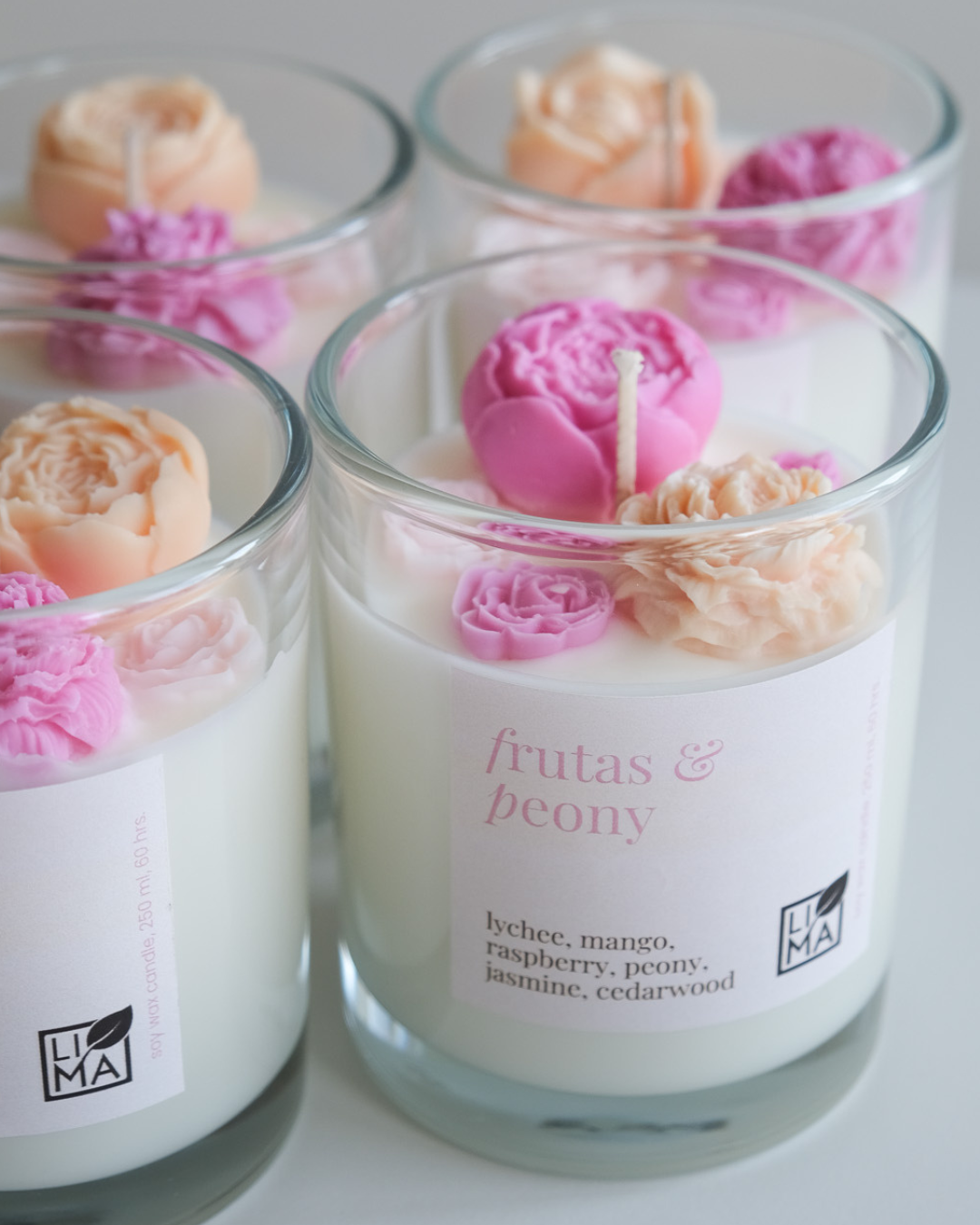 Blumige Duftkerzen aus der Manufaktur von LIMA. 4 Kerzen auf einem Bild