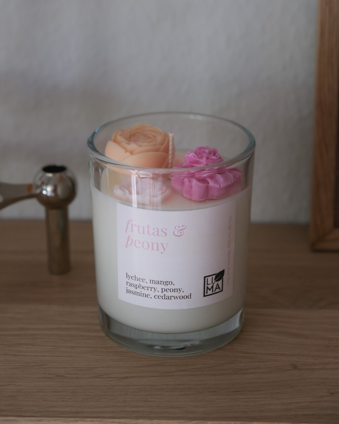 Blumige Duftkerze auf einem Regal