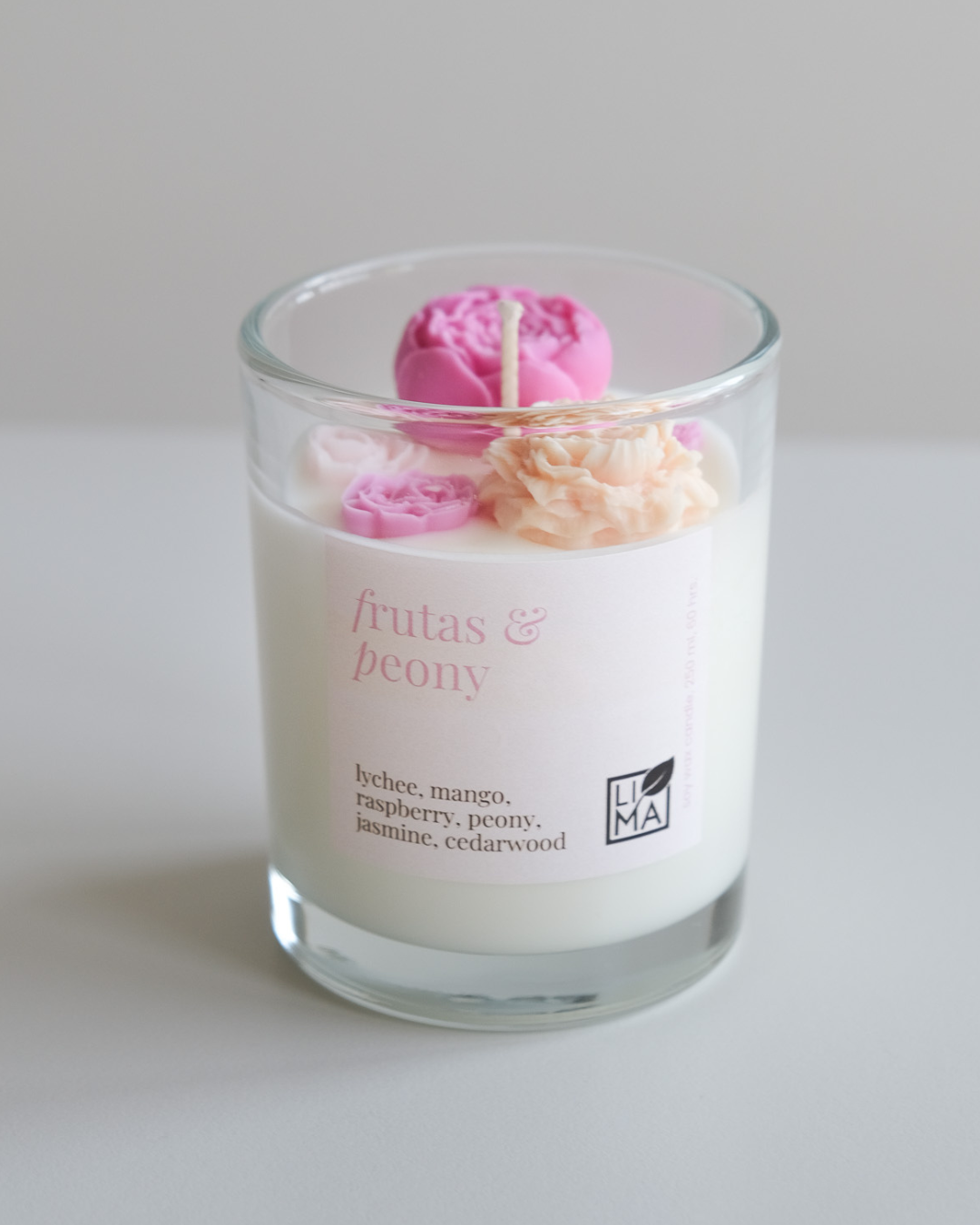 Blumige Duftkerze mit Wachsblüten