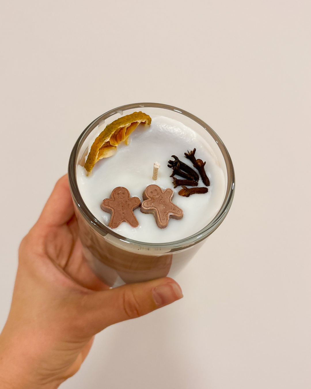 Sojakerze mit Dekoration aus dem Kerzenworkshop