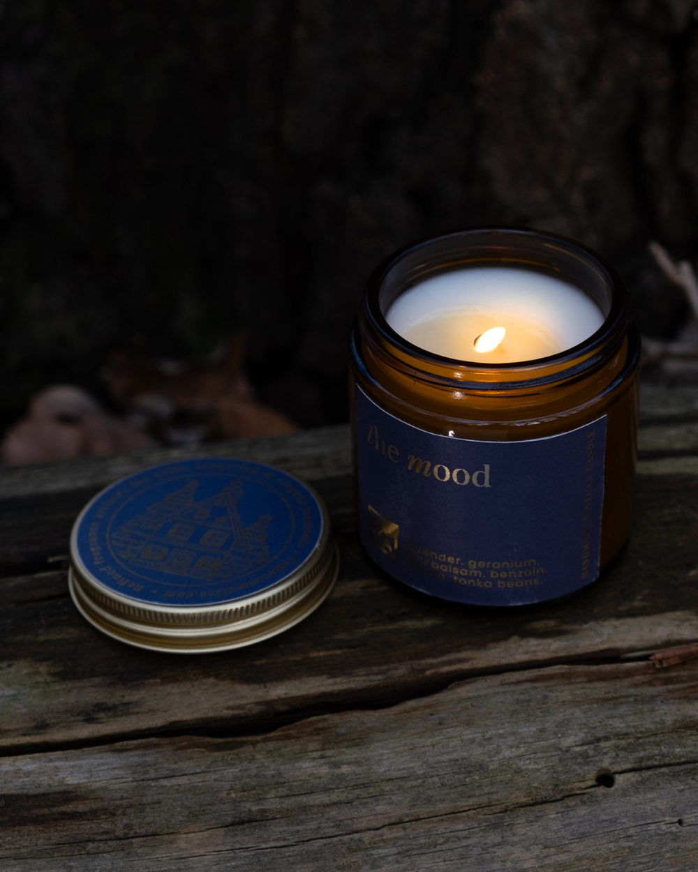 The Mood Adventskerze aus veganem Sojawachs im bernsteinfarbenen Glas – ideal für achtsame Me-Time.