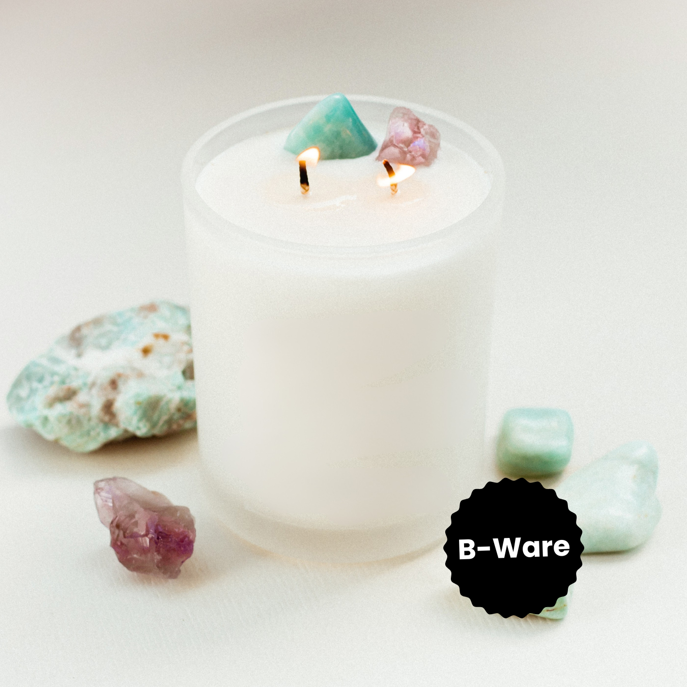 Unperfekte Kristallkerze mit Edelsteinen