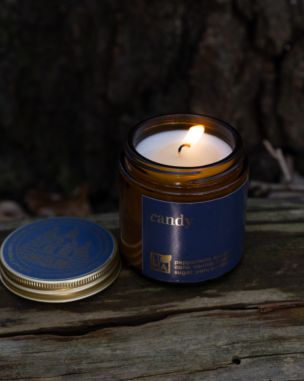 Candy Adventskerze aus reinem Sojawachs im bernsteinfarbenen Glas mit dekorativem Deckel.