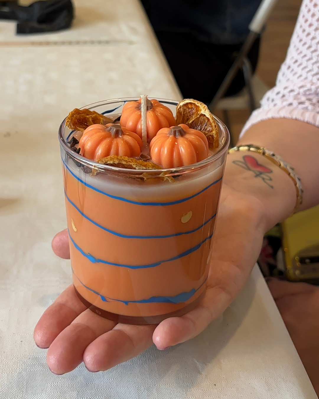 Herbtliche Dufzkerzen aus dem Workshop mit Kürbisdeko und Orangenscheiben