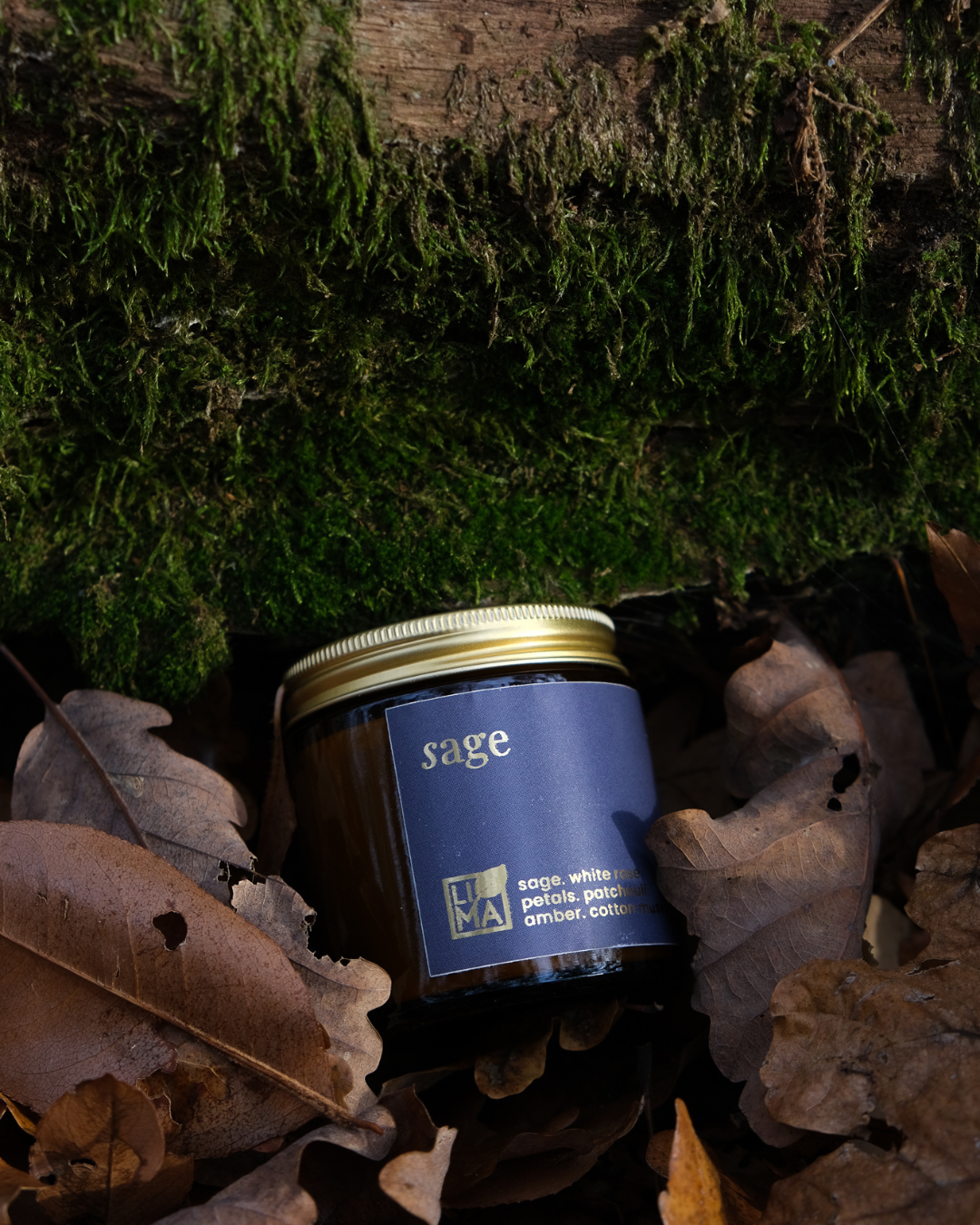 Handgegossene Adventskerze Sage mit kräuterigen und floralen Winteraromen.