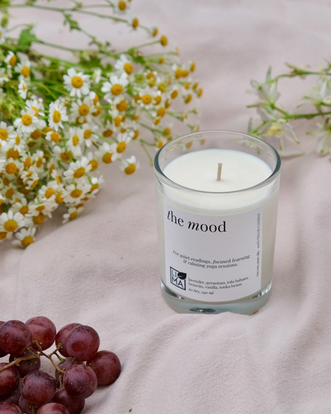 
                  
                    Grosse the mood Kerze LIMA auf einer Picknickdecke
                  
                