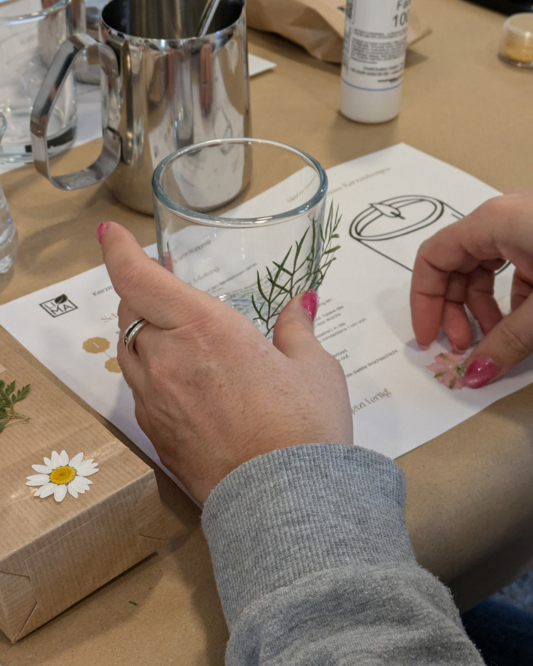 Duftkerze mit echten Blumen in Berlin