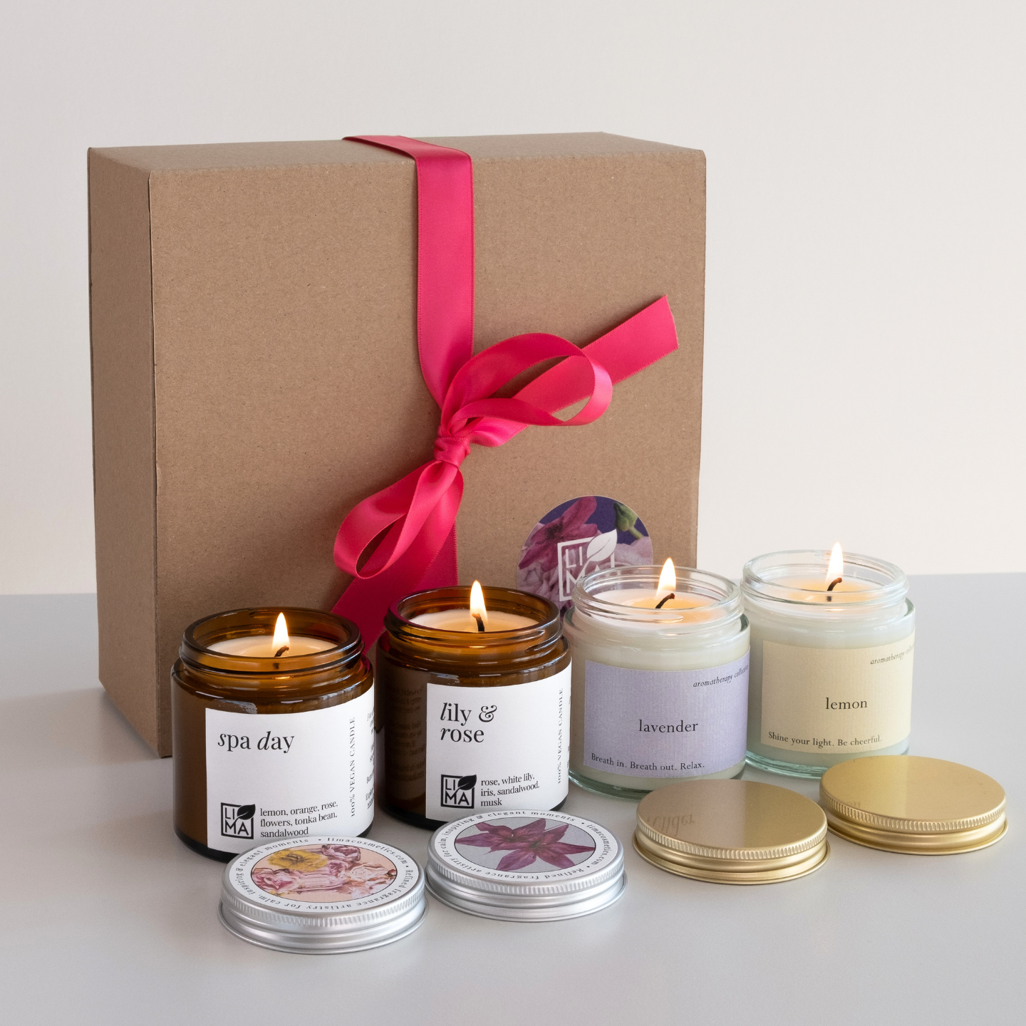 Vier handgegossene Sojakerzen in den Duftrichtungen Spa Day, Lily & Rose, Lavender und Lemon.